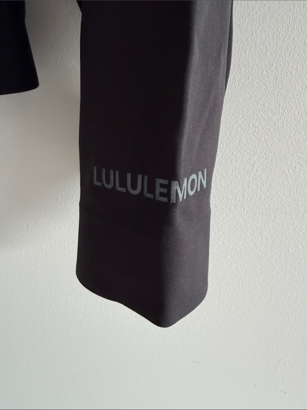 lululemon athletica Women's Black Runner’s jacket - Picture 4 of 7